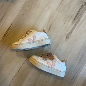 Veja leather sneakers size 6 toddler. In excellent condition!